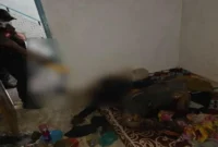 Petugas kepolisian saat mengevakuasi jenazah dari kamar kos di Desa Mulung, Kecamatan Driyorejo, Gresik, Sabtu (31/5). (Foto: Istimewa)
