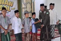 Sejumlah khitan masal, secara simbolis menerima bantuan tas dari  Lazisnu PCNU Kendal. (RadarBangsa.co.id).
