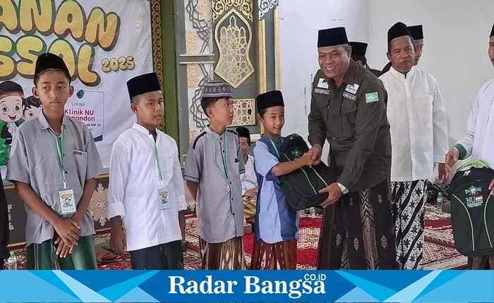 Sejumlah khitan masal, secara simbolis menerima bantuan tas dari  Lazisnu PCNU Kendal. (RadarBangsa.co.id).