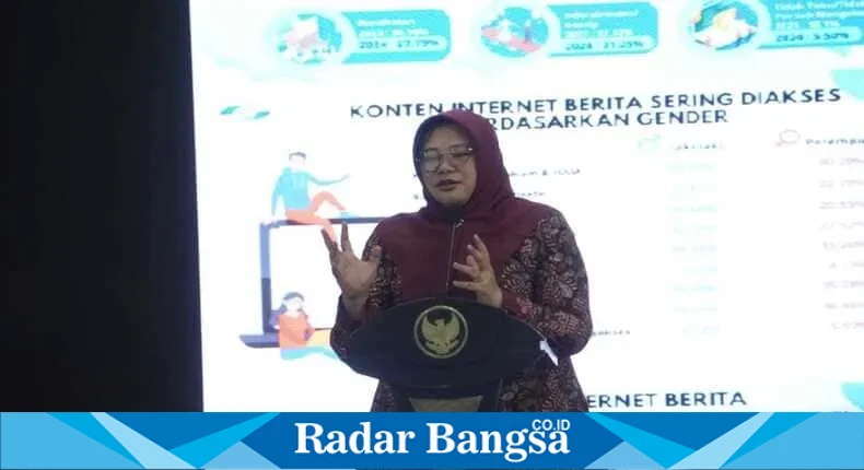 Kepala Dinas Kominfo Jawa Timur Sherlita Ratna Dewi Agustin menyampaikan paparan tentang penetrasi internet dan dinamika ruang digital di Jawa Timur tahun 2024 (Dok SMSI Madura)