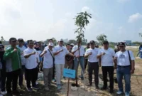 Kapolres Lamongan dan Forkopimda bersama serikat pekerja menanam pohon dalam peringatan May Day 2025 di Lapangan Gajah Mada Lamongan. (ist)