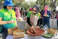 dr. Evariani Aminuddin mengulek rujak cingur di Festival Rujak Cingur APEKSI 2025 Surabaya (ISTIMEWA)