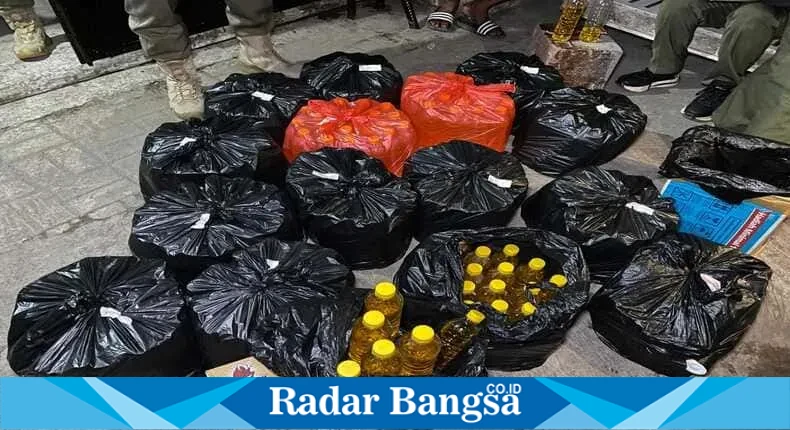Petugas Polres Bantul menyita ratusan botol miras oplosan dalam razia Operasi Pekat (Dok Istimewa)