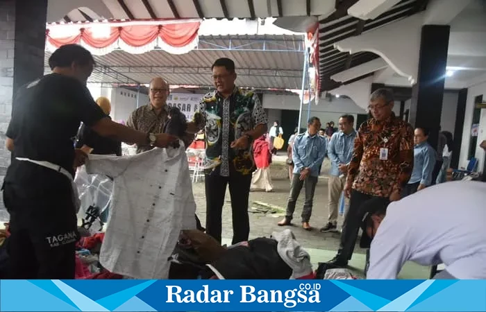 Wakil Bupati Sleman Danang Maharsa menghadiri pasar murah di Kalurahan Candibinangun, menyediakan sembako dan pakaian dengan harga terjangkau (ISTIMEWA)