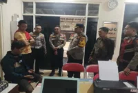 Petugas Polsek Babat amankan  pelaku pencurian burung Murai dari kepungan warga di Balai Desa Moropelang (Dok istimewa)