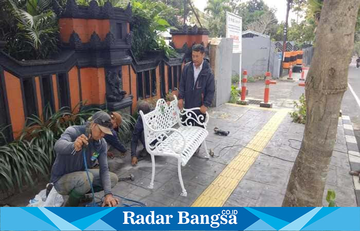 Kursi model Eropa hasil CSR Bank Jatim terpasang di trotoar Jalan Panglima Sudirman Kota Batu (IST)