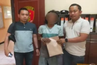 Petugas Polsek Ngimbang mengamankan pelaku pencurian handphone di Masjid Miftahul Fallah, Lamongan.(ist)