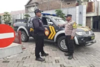 Anggota Polsek Tikung melaksanakan patroli dialogis di Desa Bakalanpule untuk menjaga keamanan dan ketertiban masyarakat.(IST)
