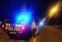 Anggota Polsek Tikung melakukan patroli Blue Light dini hari di Jalan Raya Mantup dan perbatasan Tikung, Jumat 23 Mei 2025.