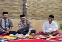 Aipda M. Irawan menyampaikan himbauan kamtibmas kepada para santri Ponpes Langgar Bambu di Desa Tambakrigadung, Lamongan (ist)