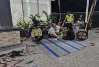 Anggota Polesek Tikung saat patroli dialogis malam hari di Dusun Gabus, Kamis (22/5/2025)