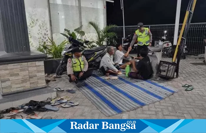 Anggota Polesek Tikung saat patroli dialogis malam hari di Dusun Gabus, Kamis (22/5/2025)