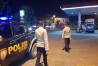 Personel Polsek Tikung saat melaksanakan patroli malam di kawasan obyek vital wilayah hukum Tikung, Lamongan, Jumat (30/5/2025). (IST)