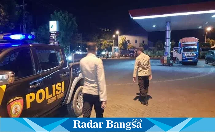 Personel Polsek Tikung saat melaksanakan patroli malam di kawasan obyek vital wilayah hukum Tikung, Lamongan, Jumat (30/5/2025). (IST)