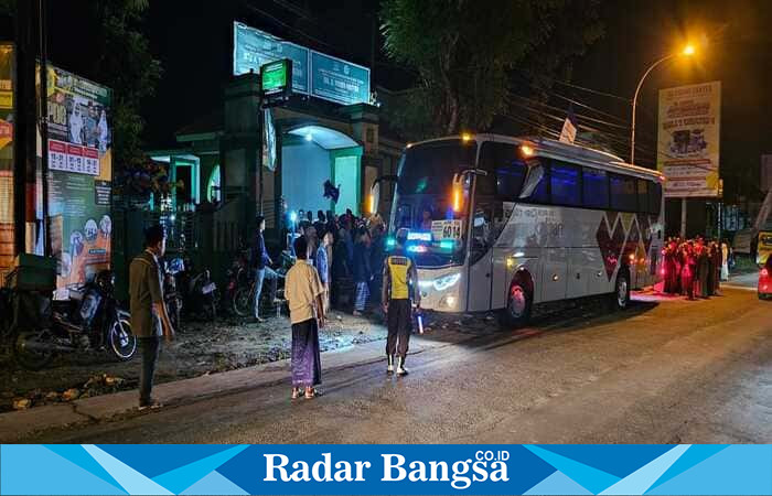 Calon Jamaah Haji Kloter 60 KBIH Ar-Roudloh saat bersiap diberangkatkan dari MTs Wahid Hasyim Tikung, Lamongan, 19 Mei 2025 (IST)
