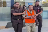 Kades Kertosari, Limbangan, mengenakan baju oren ditahan Kejari Kendal.(RadarBangsa.co.id).