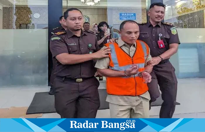Kades Kertosari, Limbangan, mengenakan baju oren ditahan Kejari Kendal.(RadarBangsa.co.id).