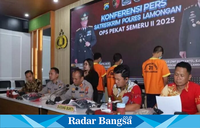 Kapolres Lamongan AKBP Agus Dwi Suryanto saat konferensi pers pengungkapan kasus penganiayaan Operasi Pekat II Semeru 2025  (ist)