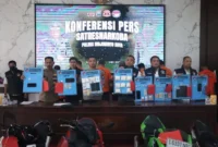 Kapolres Mojokerto Kota AKBP Daniel S. Marunduri dan anggota Satresnarkoba Polres Mojokerto Kota saat konferensi pers merilis barang bukti narkoba hasil pengungkapan kasus Mei 2025. (Dok Istimewa)