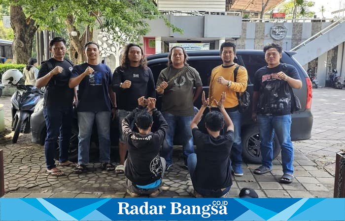 Tim Reskrim Polrestabes Semarang saat menangkap tersangka kasus pengeroyokan di SPBU Krapyak (ist)