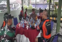 Momen Kapolsek Tikung dan Kaskogartap III Surabaya saat menyambut peserta gowes di titik istirahat Koramil 0812/04 Tikung (Dok Foto Istimewa)