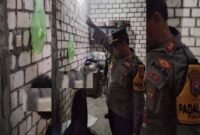 Kapolsek Tikung AKP Anang Purwo Widodo,SH  saat datangi TKP gantung diri di dapur rumahnya  (Dok foto Istimewa)