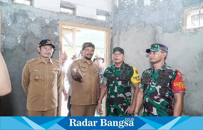 Bupati Lamongan Yuhronur Efendi dan Waster Panglima TNI Brigjen (Mar) Bambang Hadi Suseno saat meninjau pembangunan TMMD ke-124 di Desa Kebalankulon, Selasa 27 Mei 2025. (ISTIMEWA)