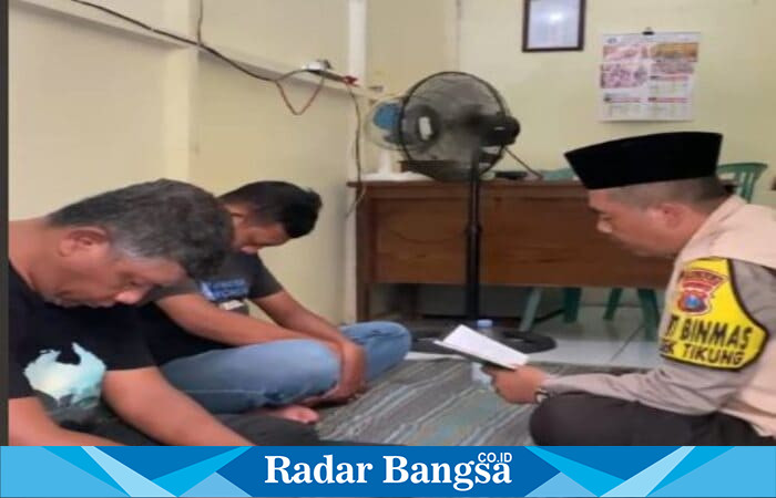 Aipda M. Irawan memimpin kegiatan ruqyah massal di Mapolsek Tikung bersama warga dan tim KBRA Lamongan, Minggu 11 Mei 2025 (IST)