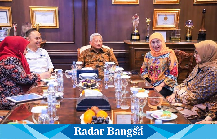 Gubernur Khofifah bersama tim ESQ Corp saat diskusi implementasi Talent DNA untuk ASN Jawa Timur (hms)