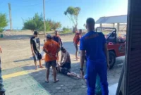 Petugas SAR dan Linmas menyelamatkan wisatawan yang terseret ombak di Pantai Parangtritis (Dok Paiman)