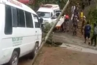 Sejumlah kendaraan dikerahkan untuk mengevakuasi korban ledakan amunisi di Desa Sagara, Kecamatan Cibalong, Kabupaten Garut, Jawa Barat, Senin (12/5/2025). Proses evakuasi dilakukan secara darurat oleh aparat gabungan dibantu warga setempat. Foto: ANTARA FOTO/HO-Warga
