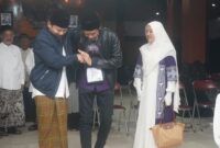 Wakil Bupati Trenggalek Syah Muhammad Natanegara dan istri saat diberangkatkan bersama 98 Jamaah Calon Haji Kloter 2 (ist)