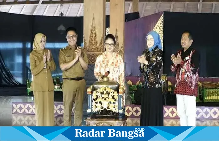Gusti Kanjeng Bendara Raden Ayu Adipati Paku Alam membuka Festival Karawitan Putri di Joglo Taman Budaya Gunungkidul, 27 Mei 2025. (Dok foto for Paiman)
