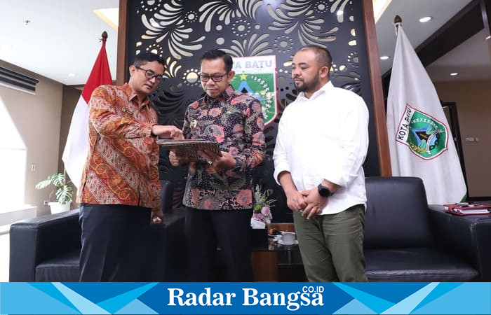 Kiri Kepala BPN Batu Nasep Vandi Sulistyo, Walikota Batu Nurochman dan Wakil Walikota Heli Suyanto. (IST)