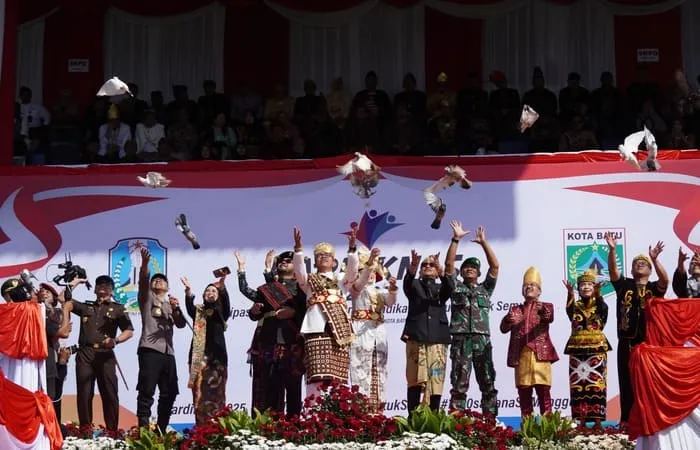 Walikota Batu dan Wakil Walikota beserta Forkopimda melepas brung darah,menandakan Hardiknas 2025 harus semakin tinggi kwalitasnya. (ist)
