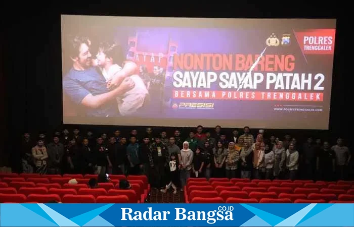 Kapolres Trenggalek AKBP Ridwan menghadiri nobar film Sayap-Sayap Patah 2 bersama masyarakat Trenggalek (ist)