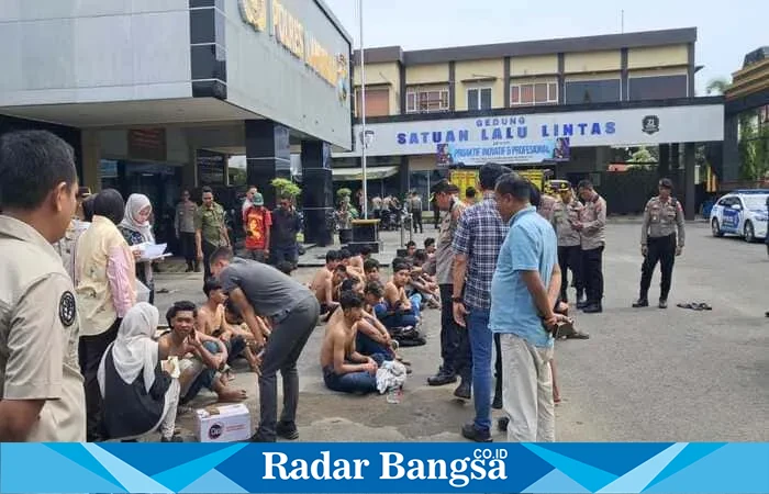 Petugas Polres Lamongan mengamankan pemuda peserta konvoi liar di Jalan Panglima Sudirman, Minggu (1/6). Motor disita, aksi dibubarkan.(Istimewa)