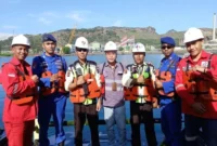 Petugas Ditpolairud Polda NTB bersama tim keamanan PT Amman Mineral saat melakukan patroli laut menggunakan kapal Marine Patrol di perairan Teluk Benete, Jumat (30/5/2025). (Dok. Humas Polda NTB)