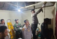 Seorang pria di Desa Pengumbulanadi, Kecamatan Tikung, Lamongan, ditemukan meninggal dunia akibat gantung diri di ruang tamu rumahnya, Kapolsek Tikung  saat di TKP  Jumat (20/6/2025) malam. | Dok Foto Ho/ RadarBangsa