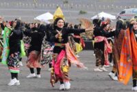 Aksi memukau Batik Line Dance Probolinggo yang tampil di tengah lautan pasir Bromo, menghadirkan harmoni gerak dan kebanggaan lokal. | Dok Foto 
Ho/RadarBangsa
