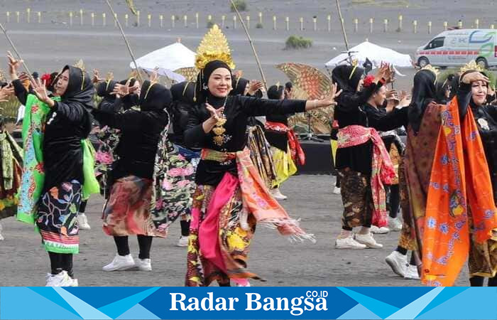 Aksi memukau Batik Line Dance Probolinggo yang tampil di tengah lautan pasir Bromo, menghadirkan harmoni gerak dan kebanggaan lokal. | Dok Foto 
Ho/RadarBangsa