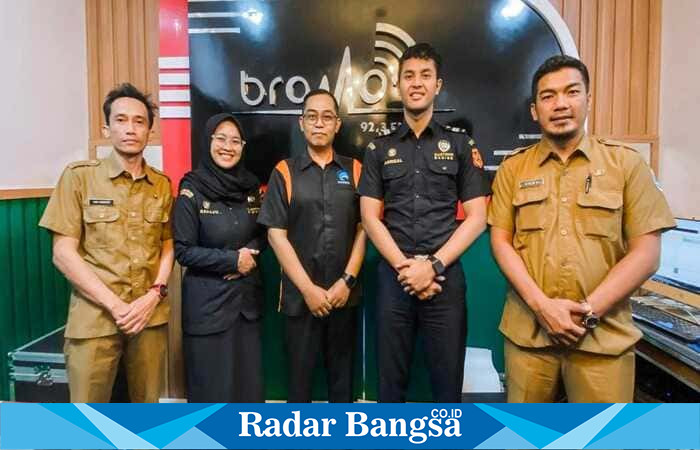 Bea Cukai Probolinggo hadir dalam podcast Bromo FM untuk edukasi publik soal pengawasan cukai dan pemberantasan rokok ilegal. Bersama, kita jaga penerimaan negara | Dok Foto Ho /RadarBangsa
