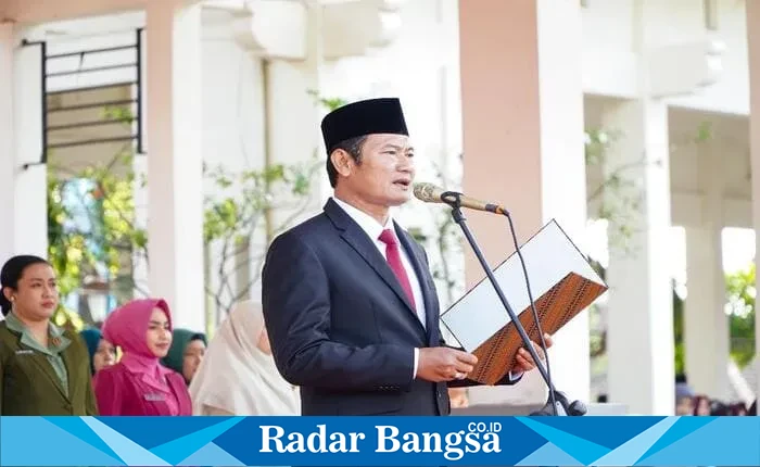 Bupati Lamongan Yuhronur Efendi memimpin upacara Hari Lahir Pancasila 2025 di Alun-Alun Lamongan, Senin (2/6). (Istimewa)