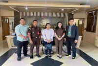 Petugas Tim Tabur Kejati DIY mengamankan terpidana Anggun Kurniasih di kawasan Mancingan, Kretek, Bantul, Selasa (24/6/2025). | Dok Foto Ho/ RadarBangsa
