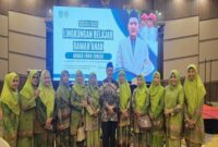 Ahmad Iwan Zunaih saat  foto bersama PAC dan PR Muslimat NU Kebomas di acara sosialisasi lingkungan belajar ramah anak di Hotel Horison Gresik, Minggu (15/6/2025). | Dok Foto Ho/RadarBangsa