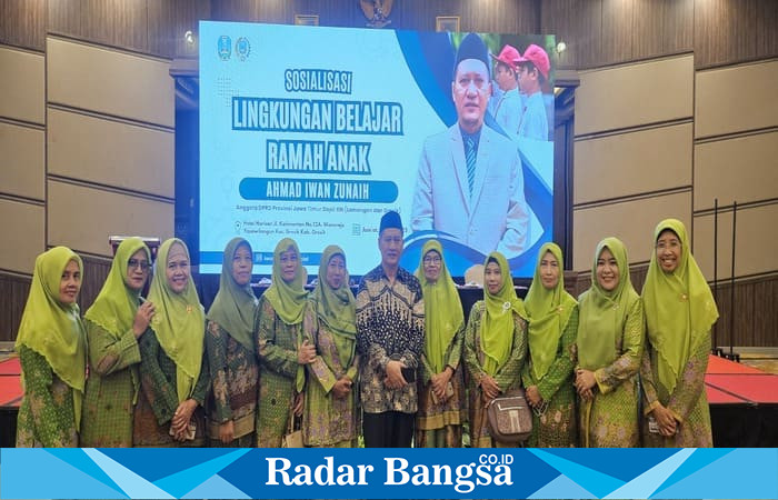 Ahmad Iwan Zunaih saat  foto bersama PAC dan PR Muslimat NU Kebomas di acara sosialisasi lingkungan belajar ramah anak di Hotel Horison Gresik, Minggu (15/6/2025). | Dok Foto Ho/RadarBangsa