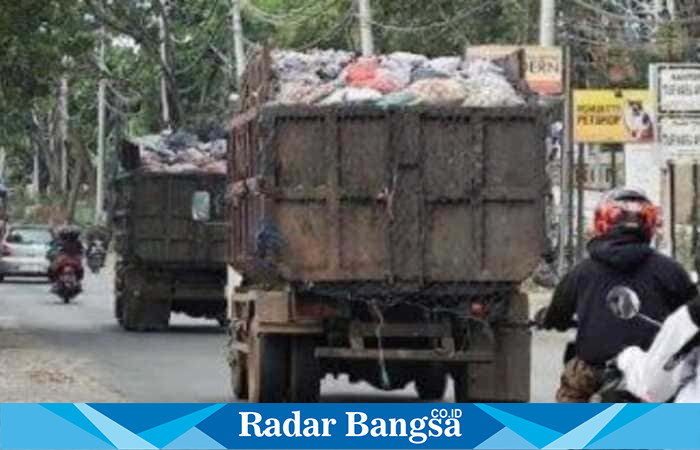 Truk mengangkut sampah menuju TPA Darupono Kalsel: (RadarBangsa.co.id).