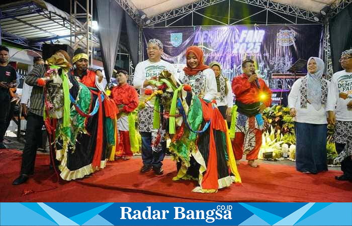 Wali Kota Probolinggo dr. Aminuddin menutup secara resmi Demang Fair 2025 yang berlangsung meriah di Jalan Bengawan Solo, Kademangan, Minggu (15/6) malam. | Dok Foto Ho/RadarBangsa
