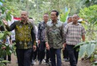 Dirjen Perkebunan Kementan RI Heru Tri Widarto, Gubernur DIY Sri Sultan Hamengku Buwono X, dan Bupati Sleman Harda Kiswaya saat panen perdana kopi robusta di Ploso Kerep, Umbulharjo, Cangkringan, Sleman, Minggu (1562025).  Dok Foto HoRadarBangsa 