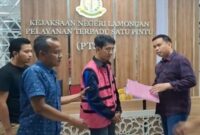 Pakai Rompi Ya’qub, buronan kasus rokok ilegal asal Sumenep, akhirnya dibekuk tim Kejari Lamongan di sebuah warung kawasan Jakarta Selatan. | Foto Dok Ho/RadarBangsa